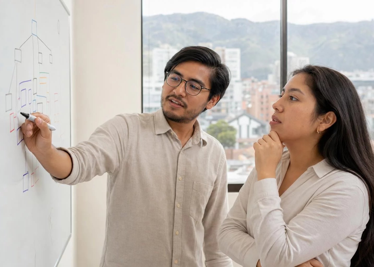 Dos personas trazando en la pizarra la estructura de un argumento
