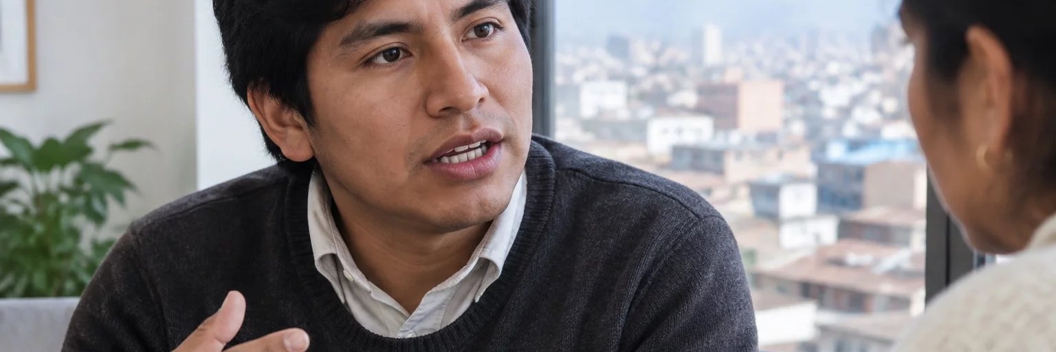 Una persona en pleno turno de palabra, con el grupo fuera de foco